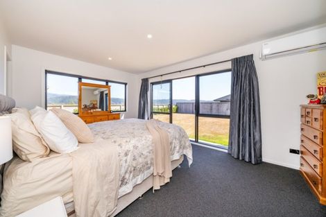 Photo of property in 100 Riverstone Drive, Riverstone Terraces, Upper Hutt, 5018