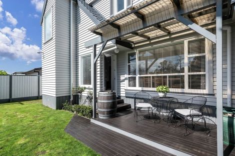 Photo of property in 19 Beach Road, Mellons Bay, Auckland, 2014