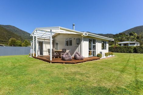 Photo of property in 20 Renata Road, Okiwi Bay, 7193