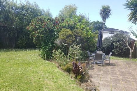 Photo of property in 14 Holdaway Avenue, Northcote, Auckland, 0627