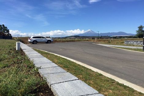 Photo of property in 7 Oakmont Crescent, Waiwhakaiho, New Plymouth, 4312