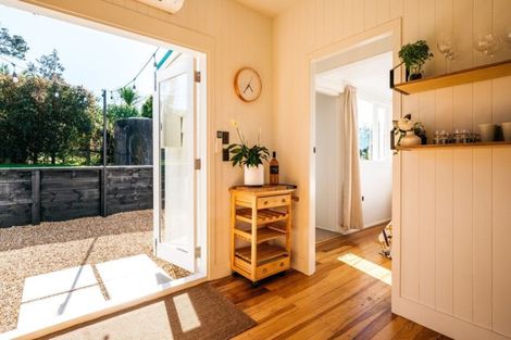 Photo of property in 15 Alison Road, Surfdale, Waiheke Island, 1081