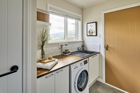 Photo of property in 16 Raynham Way, Silverstream, Upper Hutt, 5019