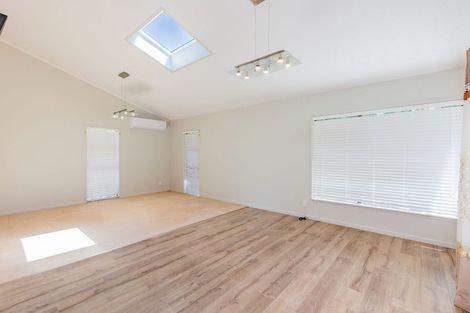 Photo of property in 5 Noeleen Street, Glenfield, Auckland, 0629