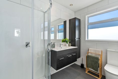 Photo of property in 32 Brooker Grove, Newlands, Wellington, 6037