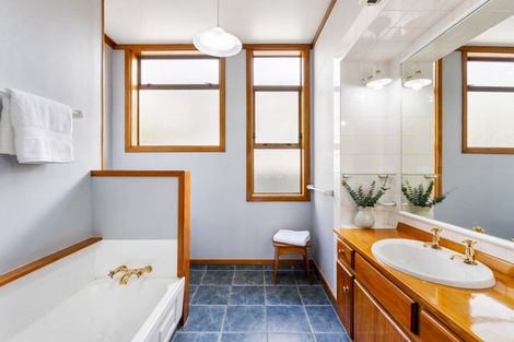 Photo of property in 18 Sealy Road, Bluff Hill, Napier, 4110