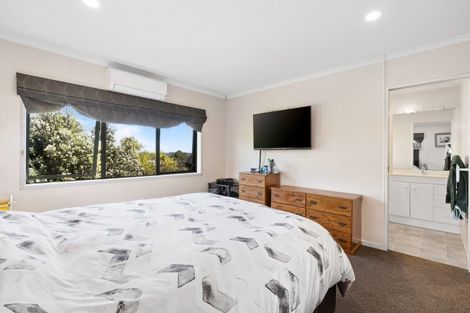 Photo of property in 27 Lorikeet Place, Unsworth Heights, Auckland, 0632