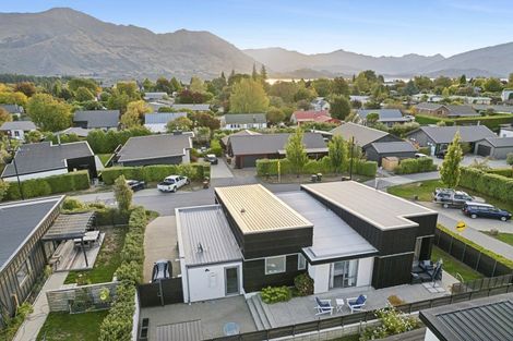 Photo of property in 8 Kapuka Lane, Wanaka, 9305
