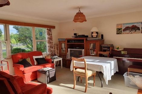 Photo of property in 17 Rangihiroa Street, Waikanae Beach, Waikanae, 5036