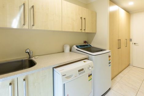 Photo of property in 40 Saint Andrews Square, Strowan, Christchurch, 8052