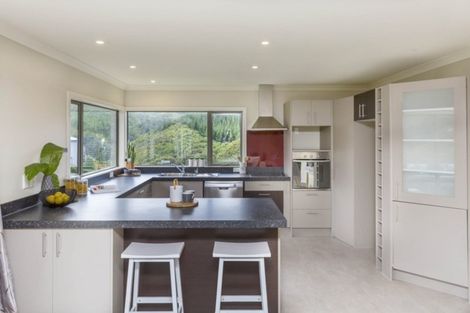 Photo of property in 5 Mcewen Crescent, Riverstone Terraces, Upper Hutt, 5018