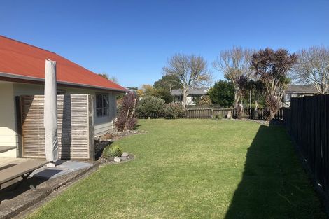 Photo of property in 98 Oakfield Crescent, Pukete, Hamilton, 3200