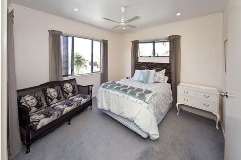 Photo of property in 82 Buscomb Avenue, Henderson, Auckland, 0610