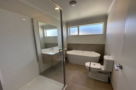 Photo of property in 58 Archibald Road, Kelston, Auckland, 0602