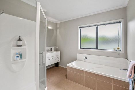 Photo of property in 11 Montrose Place, Highlands Park, New Plymouth, 4312