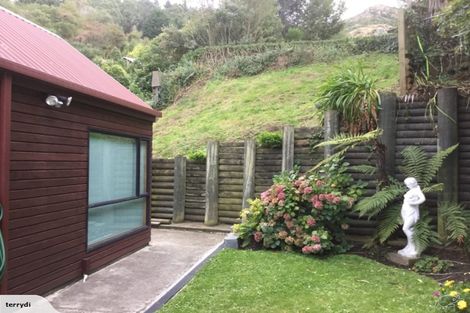 Photo of property in 48 Hawkhurst Road, Lyttelton, 8082