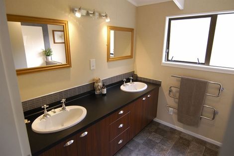 Photo of property in 6 Goodwin Place, Pinehaven, Upper Hutt, 5019