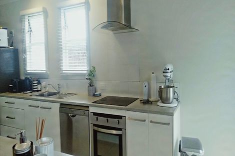 Photo of property in 25a Te Kawa Road, Greenlane, Auckland, 1061