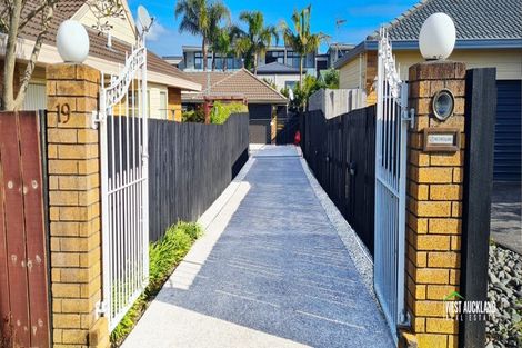 Photo of property in 19 Heversham Place, Glendene, Auckland, 0602