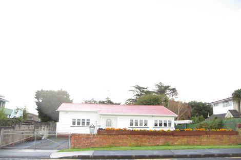 Photo of property in 52 Marine Parade, Mellons Bay, Auckland, 2014