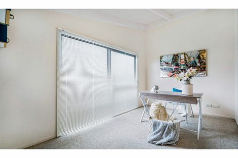 Photo of property in 230 Atkinson Road, Titirangi, Auckland, 0604