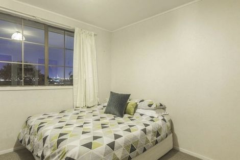 Photo of property in 5 Denarius Lane, Glendene, Auckland, 0602