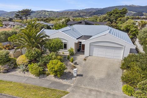 Photo of property in 43 Quadrant Heights, Paraparaumu, 5032