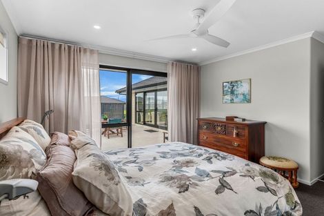 Photo of property in 98 Kaurinui Crescent, One Tree Point, 0118