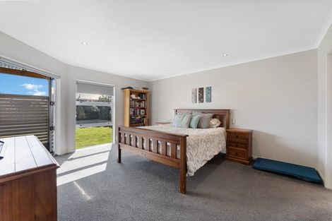 Photo of property in 12 Monaco Grove, Fitzherbert, Palmerston North, 4410