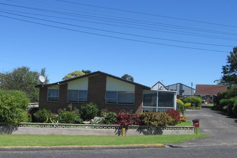 Photo of property in 2/5a Tobruk Crescent, Milford, Auckland, 0620