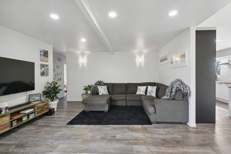 Photo of property in 906a East Coast Road, Northcross, Auckland, 0630