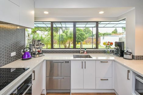 Photo of property in 15 Evanda Crescent, Conifer Grove, Takanini, 2112