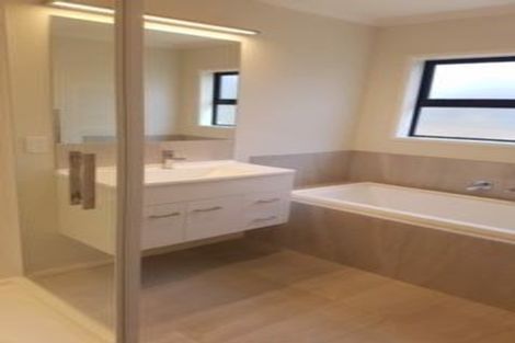 Photo of property in 5 Oakmont Crescent, Waiwhakaiho, New Plymouth, 4312