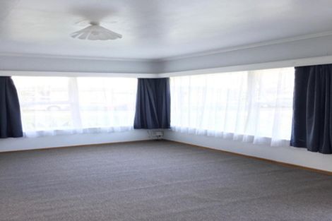 Photo of property in 32 Raleigh Road, Northcote, Auckland, 0627