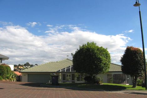 Photo of property in 27 Mandeville Place, Unsworth Heights, Auckland, 0632