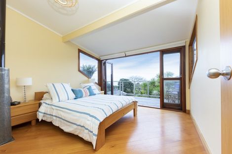 Photo of property in 7 Piha Road, Piha, 0772