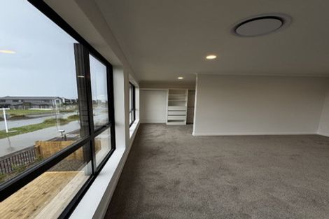 Photo of property in 17 Makenu Crescent, Wainui, 0992