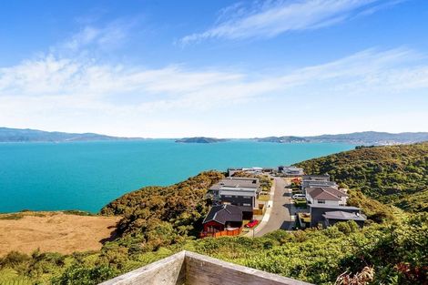 Photo of property in 24 Bennett Grove, Newlands, Wellington, 6037