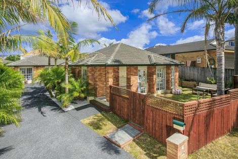 Photo of property in 4 Bundoran Way, Pinehill, Auckland, 0632