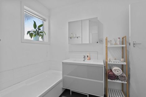 Photo of property in 6 Kahikatea Street, Inglewood, 4330