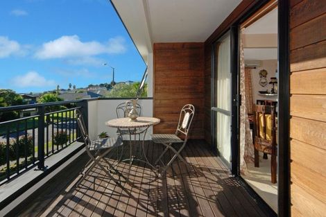 Photo of property in 16 Goldfinch Rise, Unsworth Heights, Auckland, 0632