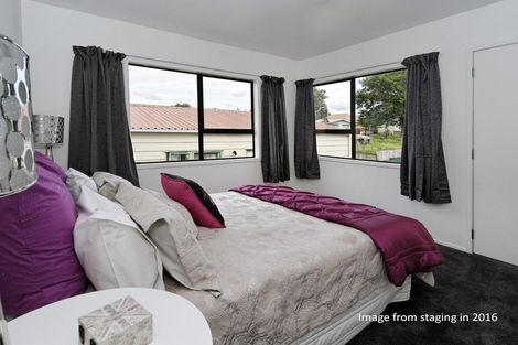 Photo of property in 2/14 Kelkirk Street, Kelston, Auckland, 0602