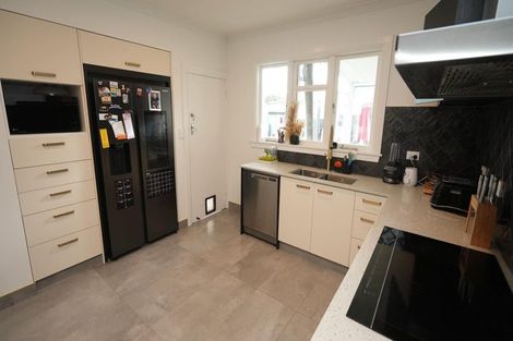 Photo of property in 37 Winston Avenue, Hokowhitu, Palmerston North, 4410