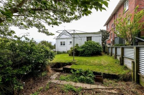 Photo of property in 6 Pendarves Street, New Plymouth, 4310