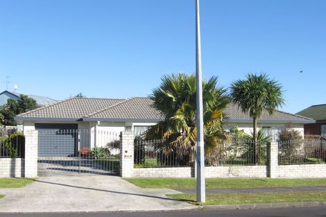 Photo of property in 16 Bernina Place, Weymouth, Auckland, 2103