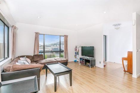 Photo of property in 5 Twin Parks Rise, Papakura, 2110