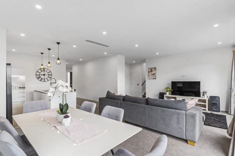 Photo of property in 10 Huaota Place, Botany Downs, Auckland, 2010