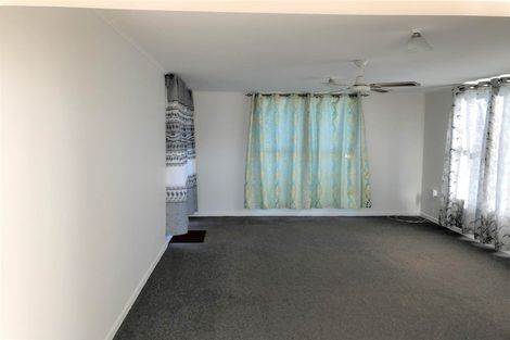 Photo of property in 32 Barbary Avenue, Kelston, Auckland, 0602
