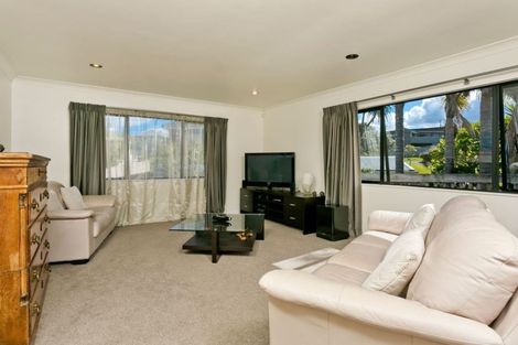 Photo of property in 2/10 Kiteroa Terrace, Rothesay Bay, Auckland, 0630