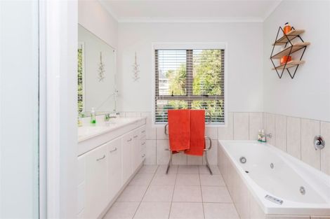 Photo of property in 17 Dunloy Place, East Tamaki Heights, Auckland, 2016